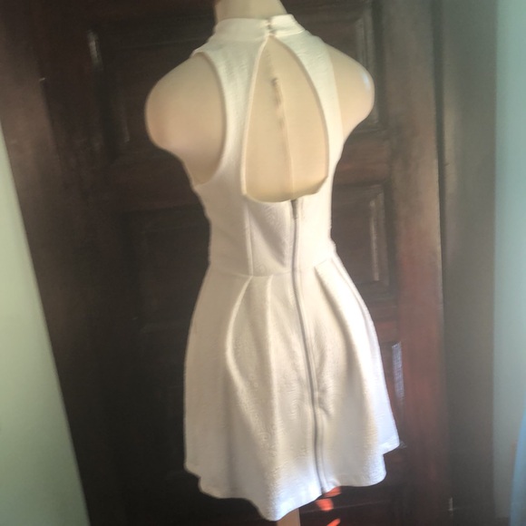 Silence and Noise white embossed floral pattern/size medium open back/ mini - Picture 8 of 13